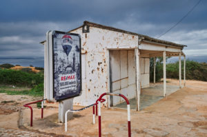 Europa, Portugal, Algarve, Litoral, Barlavento, Felsalgarve, Distrikt Faro, Lagos, alter Kiosk und Werbetafel Europa, Portugal, Algarve, Litoral, Barlavento, Felsalgarve, Distrikt Faro, Lagos, alter Kiosk und Werbetafel